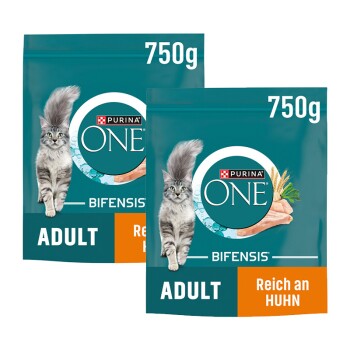 Zwei 750g Beutel Purina ONE Bifensis Adult Katzenfutter mit einer grau getigerten Katze und dem Text „Reich an Huhn“.