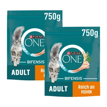 Deux sacs de 750g de nourriture pour chats Purina ONE Bifensis Adult avec un chat tigré gris et le texte « Reich an Huhn ».
