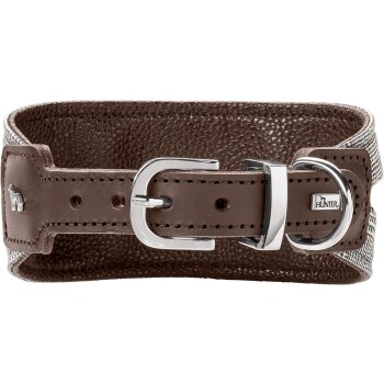 Braunes Lederhalsband mit gepolsterter Innenausstattung, silberner Schnalle und D‑Ring, Stoffbesatz und kleinem Metallanhänger ‚HUNTER‘.