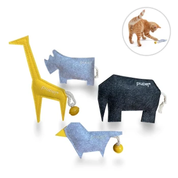 Bunte Filzspielzeuge für Katzen, darunter eine Giraffe, ein Nashorn, ein Hund und ein Elefant, mit einer verspielten Katze in der Ecke.