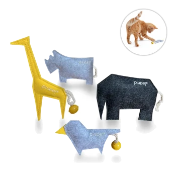 Bunte Filzspielzeuge für Katzen, darunter eine Giraffe, ein Nashorn, ein Hund und ein Elefant, mit einer verspielten Katze in der Ecke.