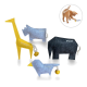 Bunte Filzspielzeuge für Katzen, darunter eine Giraffe, ein Nashorn, ein Hund und ein Elefant, mit einer verspielten Katze in der Ecke.