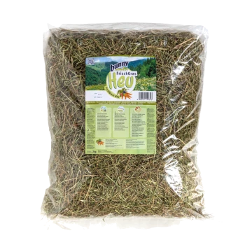 Eine 2 kg Tüte Bunny FrischGras-Heu mit einem grünen Etikett, das Bilder von Kräutern und Blumen zeigt, sowie Nährwertinformationen auf der Rückseite.