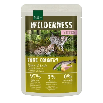 Beutel mit Real Nature Wilderness Kittenfutter mit verspielten Kätzchen im Wald, beschriftet mit "True Country," 97% Fleisch, 3% Gemüse, 0% Getreide.