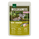 Beutel mit Real Nature Wilderness Kittenfutter mit verspielten Kätzchen im Wald, beschriftet mit "True Country," 97% Fleisch, 3% Gemüse, 0% Getreide.