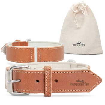 Braunes Leder-Haustierhalsband mit weißem Futter, silberner Schnalle und 'FREUDENTIER' geprägt, plus einem kleinen beigen Beutel mit Kordelzug.