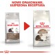 Dwie torby karmy dla kotów Royal Canin oznaczone 'AGEING +12 years' i 'Senior AGEING 12+' z czerwoną strzałką dla nowej formuły i opakowania.