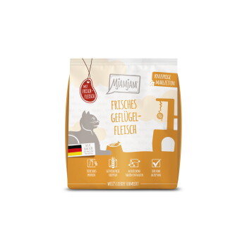 Orange-weiße Mjamjam-Katzenfuttertüte mit der Aufschrift „Frisches Geflügel‑Fleisch“, einer Katzensilhouette, der deutschen Flagge und Produktsymbolen.