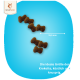 Braune Hundekekse in Knochenform, die 15,5 mm messen, auf einem blauen Hintergrund mit Text über ihre ideale Größe und ihren Geschmack.