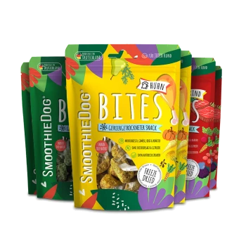 SmoothieDog Bites gefriergetrocknete Hundesnack-Beutel — vorne Hühnchen-Geschmack (gelb), buntes Multipack mit Sichtfenstern