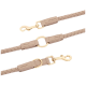 Eine beige geflochtene Hundeleine mit goldenen Metallclips und einem runden Verbinder, vor einem weißen Hintergrund präsentiert.