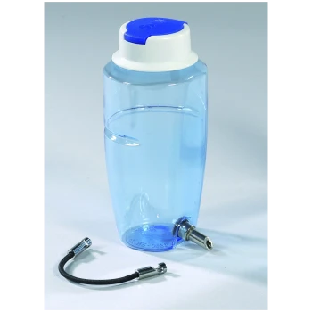 Bouteille d'eau pour animaux de compagnie en plastique transparent avec un capuchon bleu et un bec, accompagnée d'un accessoire de tuyau noir.