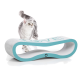 Eine silberne getigerte Katze steht auf einem modernen, geschwungenen Kratzbaum mit dem Wort "LIEBE" darauf, vor einem weißen Hintergrund.