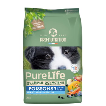 Grüne Pro‑Nutrition PureLife Welpenfutter-Tüte mit Welpenbild, Aufschrift 'POISSONS / with fish', '0% céréales, 85% protéines', 12 kg.
