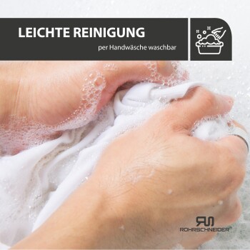 Hände, die einen weißen Stoff in Seifenwasser waschen, mit dem Text "LEICHTE REINIGUNG per Handwäsche waschbar" darüber.
