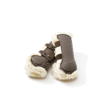 Braune Haustierstiefel mit flauschigem weißen Futter, mit verstellbaren Riemen für einen sicheren Sitz, auf einem weißen Hintergrund präsentiert.