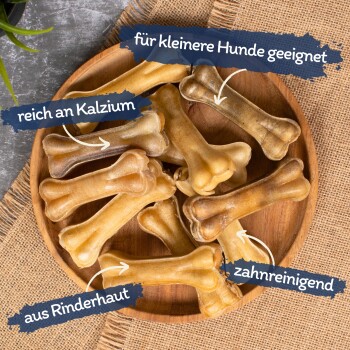 Eine Holzschale mit hundeknochenförmigen Kaustreifen, die mit "geeignet für kleinere Hunde", "reich an Kalzium", "aus Rinderhaut hergestellt" und "Zahnpflege" beschriftet ist.