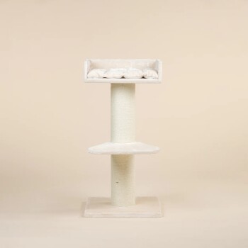 Ein moderner Katzenbaum mit einer plüschigen oberen Plattform und zwei Plattformen, mit einem strukturierten Kratzbaum und einem neutralen Hintergrund.