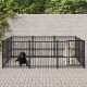 Ein schwarzer Metallhundezwinger mit zwei Hunden darin: einem liegenden schwarzen Labrador und einem stehenden Golden Retriever, vor einer Steinmauer und Grünpflanzen.