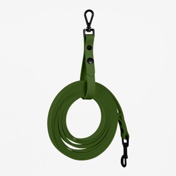 Grüne Haustierleine, aufgerollt mit einem schwarzen Clip am Ende, entworfen für Langlebigkeit und Komfort.