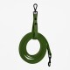 Grüne Haustierleine, aufgerollt mit einem schwarzen Clip am Ende, entworfen für Langlebigkeit und Komfort.