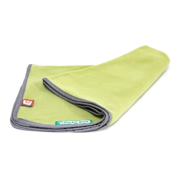 Eine gefaltete grüne Haustierdecke mit einem grauen Rand, mit einem 'Doctor Bark'-Etikett und einem kleinen roten Schild.