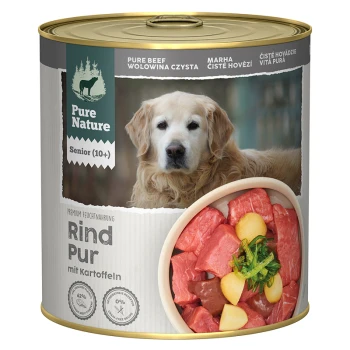 Dosen-Hundefutter mit der Aufschrift "Pure Nature Senior (10+)" mit reinem Rindfleisch und Kartoffeln, das rohes Fleisch und Gemüse in einer Schüssel zeigt.
