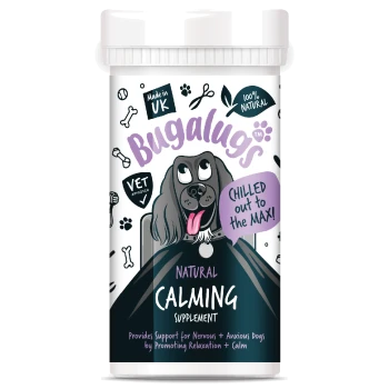 Weiße Flasche des Bugalugs natürlichen Beruhigungsmittels für Hunde, tierärztlich geprüft, hergestellt in Großbritannien, 100 % natürlich, Text „Chilled out to the MAX!“.