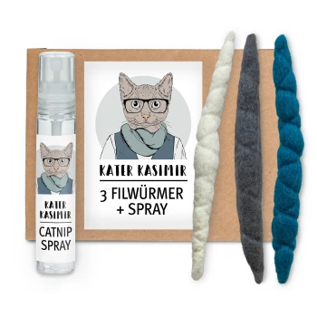 Catnip-Spray und drei bunte Katzenspielzeuge, die auf einem braunen Kartonhintergrund präsentiert werden, beschriftet mit "Kater Kasimir."