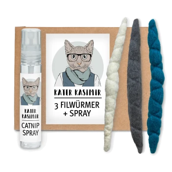 Catnip-Spray und drei bunte Katzenspielzeuge, die auf einem braunen Kartonhintergrund präsentiert werden, beschriftet mit "Kater Kasimir."