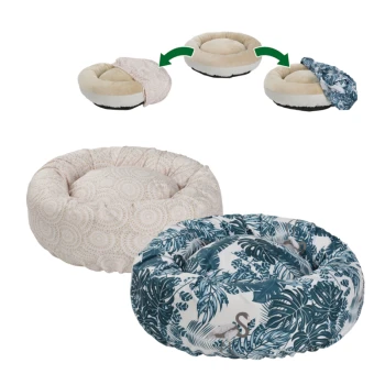 Zwei Haustierbetten in verschiedenen Designs: eines mit einem beigen kreisförmigen Muster und das andere mit einem türkisfarbenen tropischen Druck mit einem Flamingo.