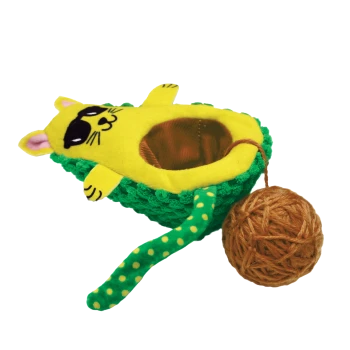 Plüsch-Katzenspielzeug in Avocado-Form mit gelbem Katzenkopf, grünem Strickboden, gepunktetem Schwanz und befestigtem braunem Garnball.