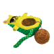 Plüsch-Katzenspielzeug in Avocado-Form mit gelbem Katzenkopf, grünem Strickboden, gepunktetem Schwanz und befestigtem braunem Garnball.