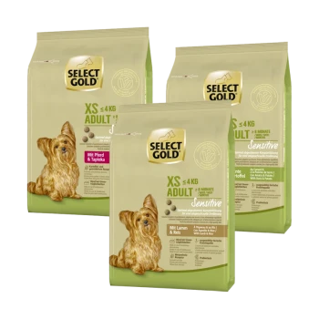 Drei Beutel Select Gold Hundefutter für kleine Rassen, beschriftet mit "XS Adult" mit Geschmacksrichtungen: Pferd & Tapioka, Lamm & Reis und Sensitiv.