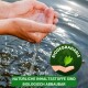 Hände, die Wasser mit fallenden Tropfen halten, mit einem grünen biologisch abbaubaren Logo und dem Text: 'NATÜRLICHE INHALTSSTOFFE SIND BIOLOGISCH ABBAUBAR.'