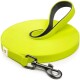 Helle neon-gelbe Hundeleine mit einem schwarzen Metallclip, ordentlich auf einem weißen Hintergrund aufgerollt.