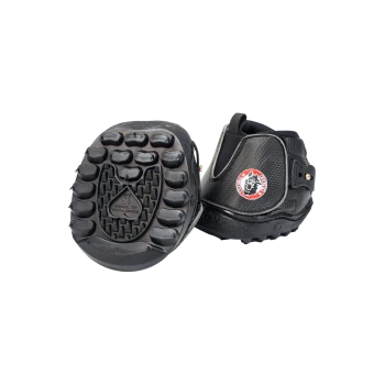 Schwarze Haustierstiefel mit strukturierten Gummisohlen, mit einem Logo an der Seite und verstellbaren Riemen für einen sicheren Sitz.