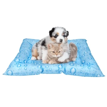 Ein flauschiger Welpe und eine graue getigerte Katze kuscheln zusammen auf einem blauen Haustierbett mit einem Wassertropfenmuster.