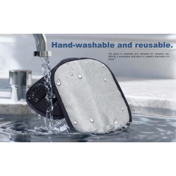 Handwaschbarer und wiederverwendbarer Haustierpflegehandschuh unter fließendem Wasser mit Wassertropfen, Text beschreibt Nachhaltigkeit.