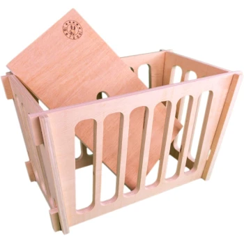 Holz-Haustieraufbewahrungsbox mit lamellierten Seiten und einem abnehmbaren flachen Deckel, der eine natürliche Oberfläche und ein Logo auf dem Deckel zeigt.