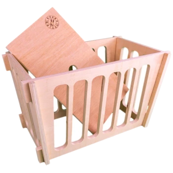 Holz-Haustieraufbewahrungsbox mit lamellierten Seiten und einem abnehmbaren flachen Deckel, der eine natürliche Oberfläche und ein Logo auf dem Deckel zeigt.