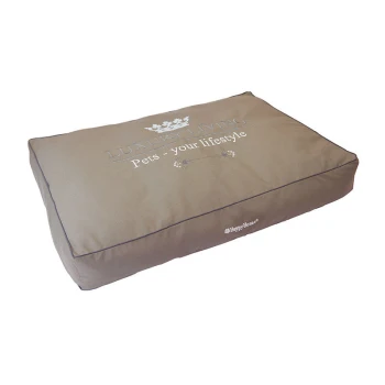 Ein plüschiges, rechteckiges Haustierbett in neutralem Beige, mit dem aufgestickten Text 'LUXURY LIVING Pets - your lifestyle' auf der Oberseite.