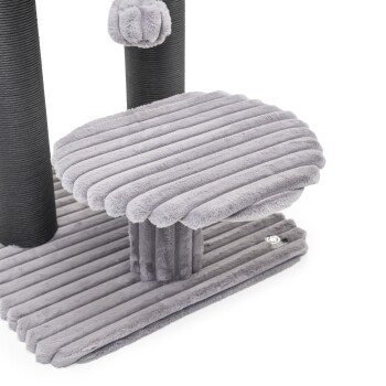 Grauer plüschiger Katzenbaum mit einer runden Plattform und vertikalen Kratzpfosten, mit einem daran befestigten Pom-Pom-Spielzeug.