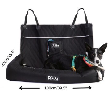 Ein schwarzes Hundebett mit gepolstertem Rückenlehne, mit einem Hund, der ein buntes Geschirr trägt, und dem Markennamen "DOOG", der prominent angezeigt wird.