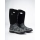 Schwarze Gummistiefel mit floralem Muster und strukturiertem Boden, mit zwei seitlichen Griffen für einfaches Anziehen.