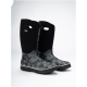 Schwarze Gummistiefel mit floralem Muster und strukturiertem Boden, mit zwei seitlichen Griffen für einfaches Anziehen.