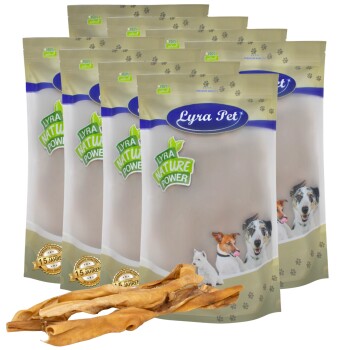 Sechs Tüten Lyra Pet Nature Power Hundeleckerlis sind ausgestellt, mit einigen getrockneten Kaustangen im Vordergrund.