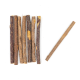 Eine Sammlung von natürlichen Kaustangen für Haustiere, variierend in Farbe und Textur, auf einem weißen Hintergrund angeordnet.