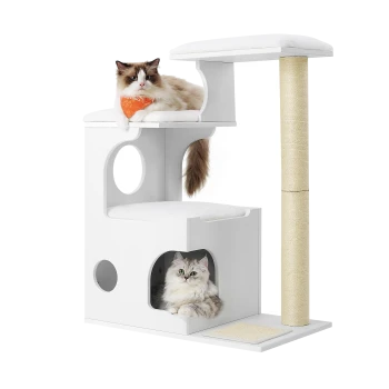 Ein weißer mehrstöckiger Katzenbaum mit einer flauschigen Ragdoll oben und einer grauen Perserkatze, die aus einem gemütlichen Versteck darunter hervorlugt.