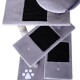 Grauer Katzenbaum mit mehreren Plattformen, mit schwarzen Kratzpads und einem weißen Pfotenabdruckdesign an der Basis.